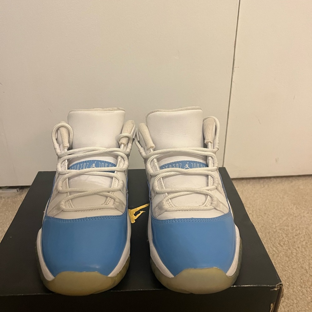 Air Jordan retro 11 low GS size 4.5. UNC/University Blue